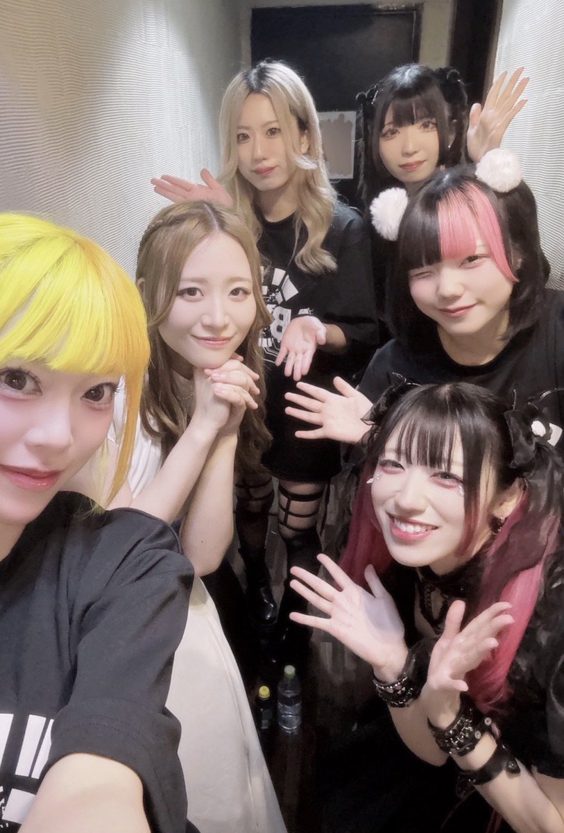 Abyss_tw's tweet photo. 昨日Empressさんのマリーさん、いおりさんと撮っていただいた写真と、
🎸きらら、🥁もんち加入記念の想い出写真達です✨🥰
改めて生誕祭おめでとうございました🎊
そしてLeAさんサポートボーカルしていただきありがとうございました🎤！！

ABYSS https://t.co/5Fby2FvC0z