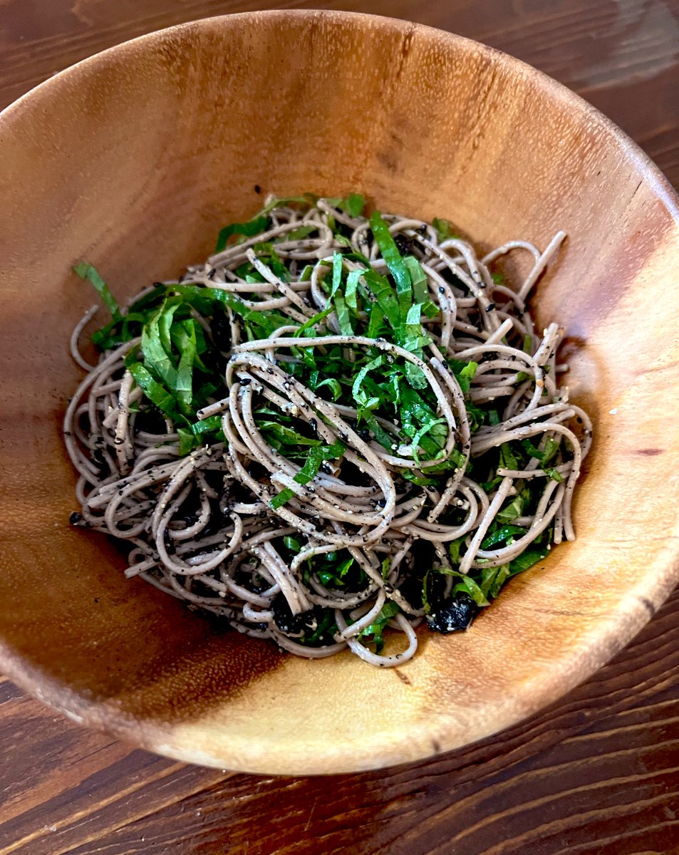 kee0gravity's tweet photo. 噛めば噛むほど胡麻とエゴマの葉の豊かな香ばしさがクセになって、ずっと食べていたかった。そうめんを蕎麦に変えたけど、蕎麦の風味も良く合っていて大変美味でした🌿

#おうちごはん https://t.co/2SgrQYorm8