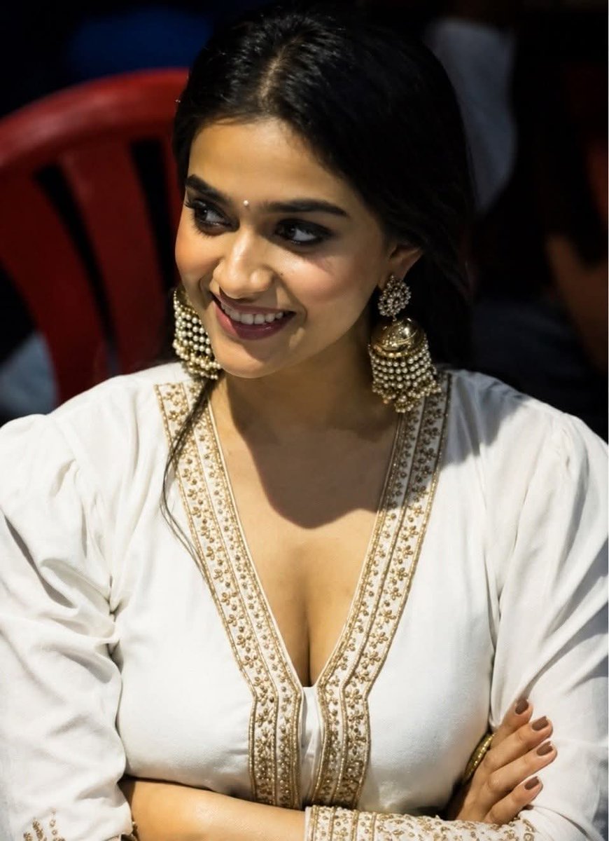 RithuSam_'s tweet photo. Happy Monday 🤍✨ #KeerthySuresh https://t.co/00q24jxnfV