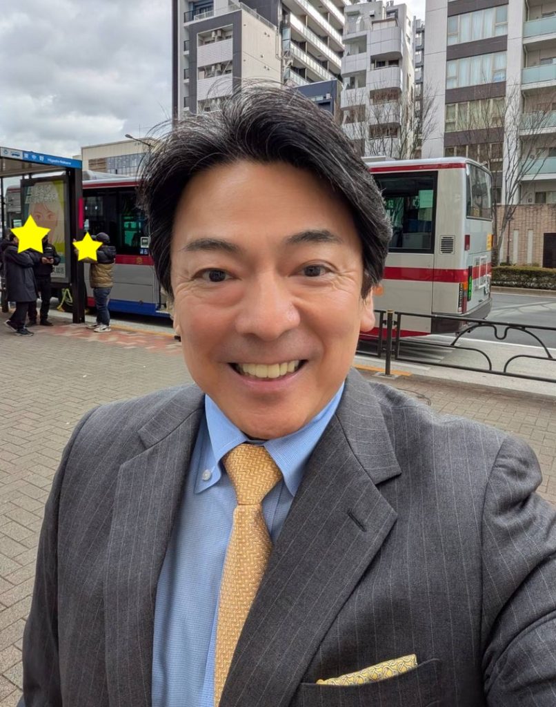 stage_model1's tweet photo. ステージ所属の宮田慎也さんが
CMの撮影に行って参りました✨

メインを務める有名俳優の方と同じ空間で作品づくりに携わり、プロフェッショナルな空気感や現場の緊張感に触れられたことが、大きな刺激となったようです🙌

⬇️ミドル・シニア芸能事務所ステージのHPはこちら   
https://t.co/XgR1w166z2 https://t.co/BizM7G8lqq