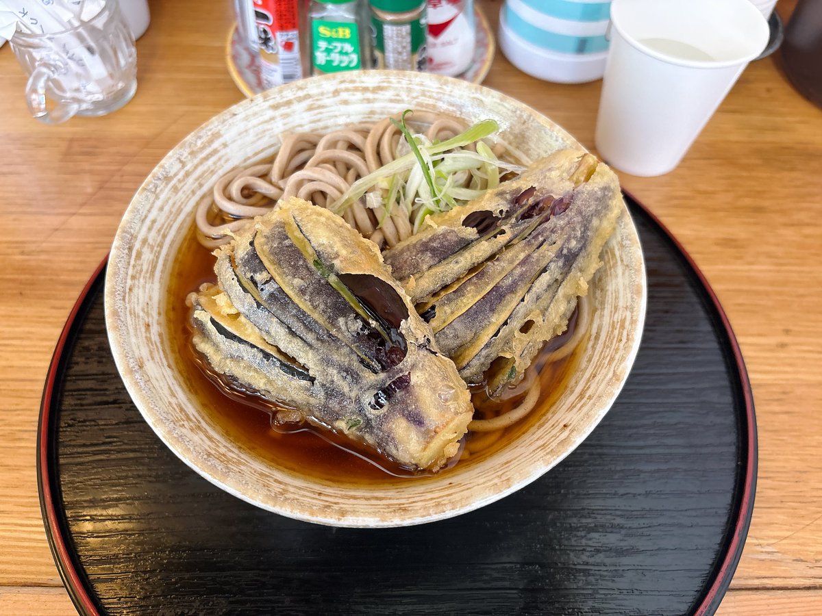 TheBandMen1's tweet photo. #立食いそば
#錦糸町
#あさだけ
#ナス天そば
今日の朝はコチラ〜💁
食べたかったけどタイミングが合わずで食べれてなかった【あさだけ】さん✌️
太いお蕎麦をワシワシと〜😋
ナス天も揚げたてで美味し😋
ご馳走様でした〜😊 https://t.co/FolegB1ab2
