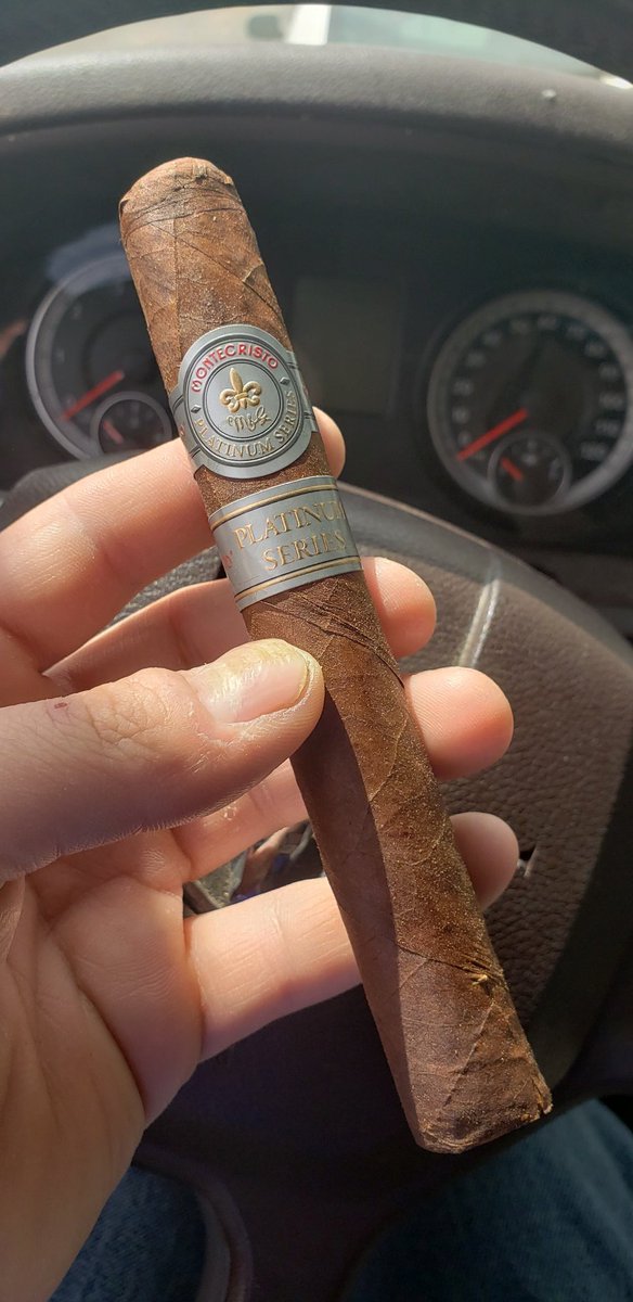 EnjoyACigar's tweet photo. Well... my bad luck with montecrestos continues. I have given them many chances, at least double digits by now, to be good. I have only had one good smoking monte. No clue if its the way I store em or what. Just continues to be unpleasant to me. 

#EnjoyACigar #cigarlife https://t.co/tXfcnWiP8d