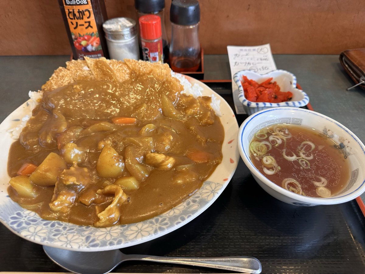 tonsoku0524's tweet photo. 会社近くにある田園食堂うめや
初来店でカツカレーの大盛りを注文
カツが揚げたてで美味い
次はしょうが焼き定食　食べてみたいな
#田園食堂うめや
#センター北 https://t.co/rQWyD0lffx