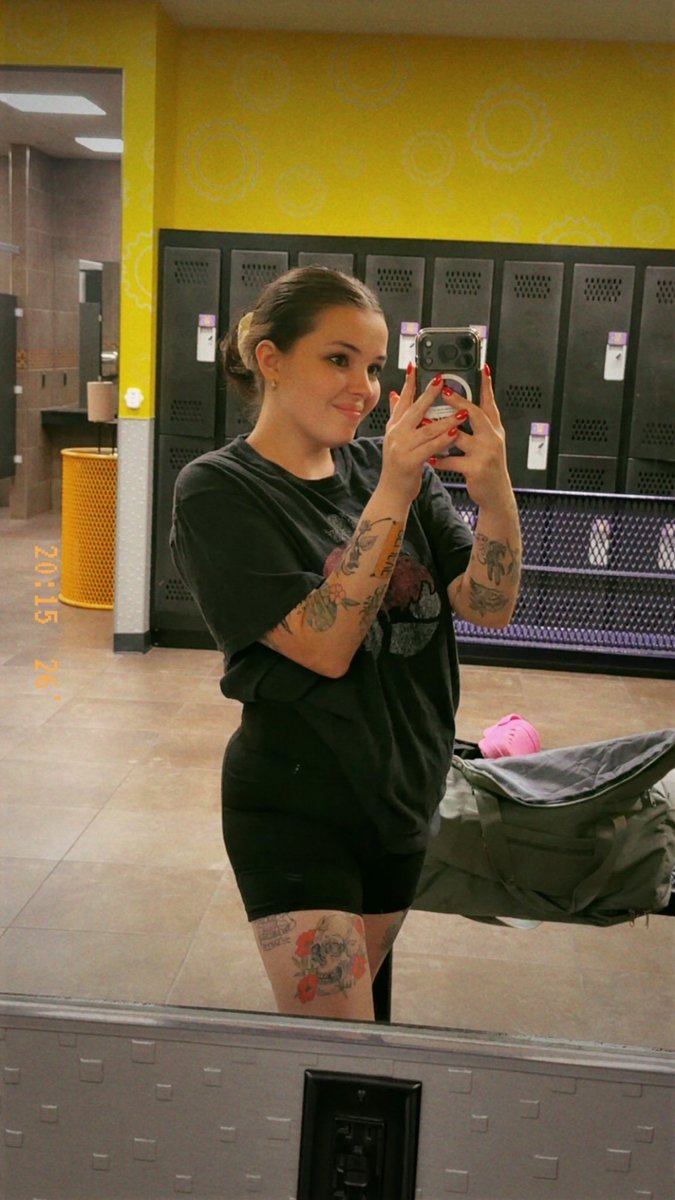 PrincessMads21's tweet photo. Felt cute with a big teeshirt and my hair in a bun ☺️☺️ https://t.co/wigVxsa5Fi