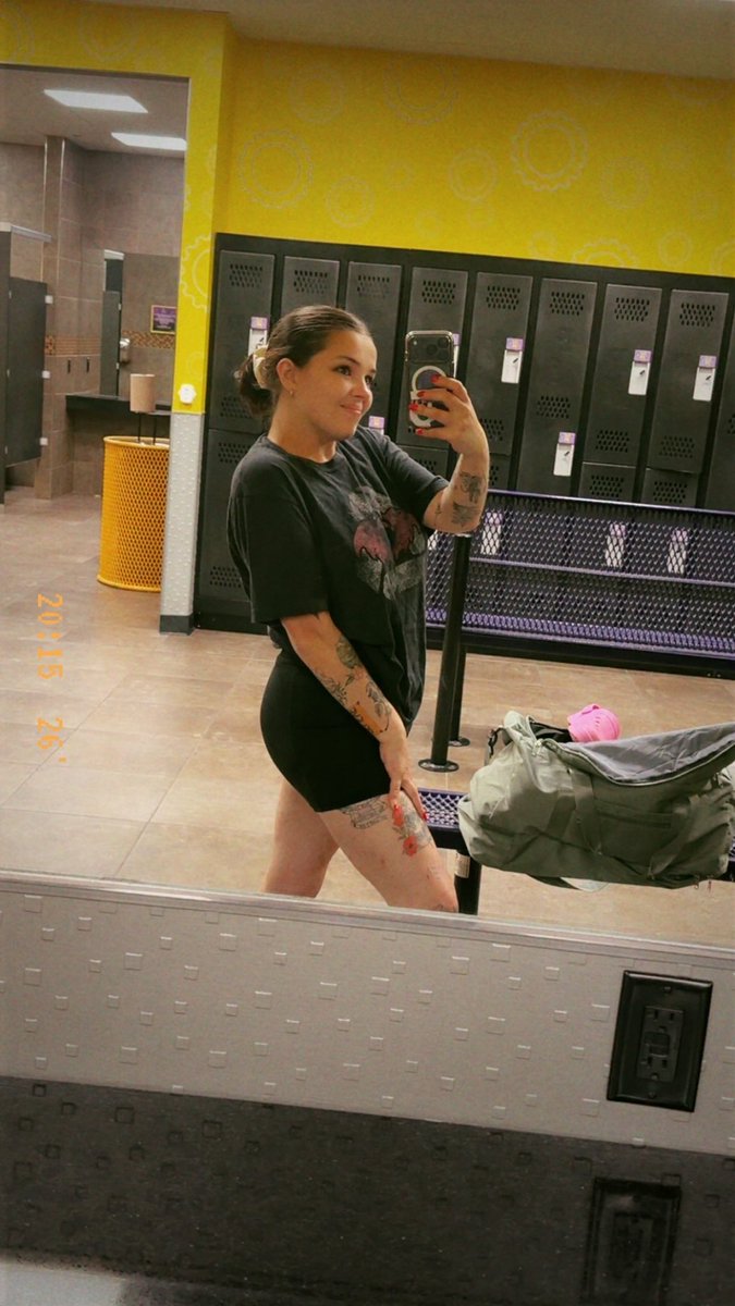 PrincessMads21's tweet photo. Felt cute with a big teeshirt and my hair in a bun ☺️☺️ https://t.co/wigVxsa5Fi