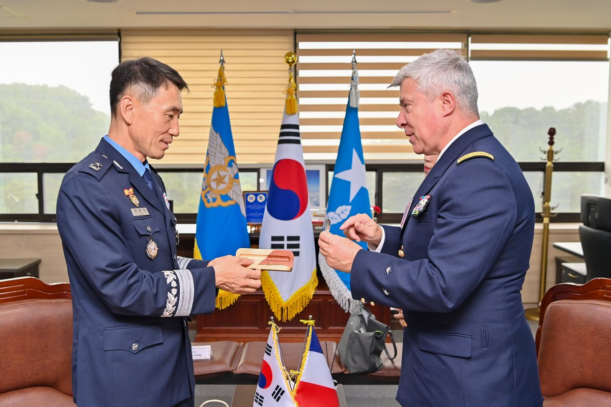 FranceenCoree's tweet photo. Il s'est entretenu avec le vice-amiral Kwak Kwang-sub, commandant de la Flotte 🇰🇷 sur les prochains déploiements opérationnels 🇫🇷 en 🇰🇷, avec l'armée de l'air🇰🇷 sur la mission Pegase en septembre et avec le général Xavier Brunson, commandant l’UNC et les forces🇺🇸 en Corée (USFK). https://t.co/fzcsUdJHic