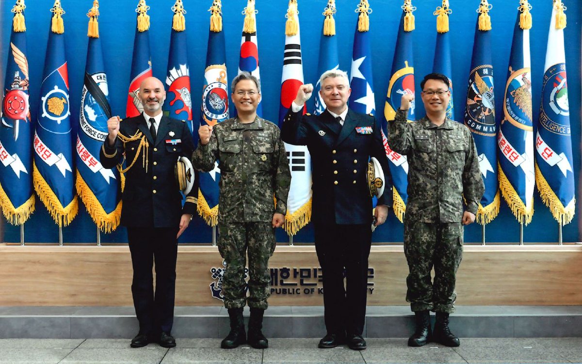 FranceenCoree's tweet photo. Il s'est entretenu avec le vice-amiral Kwak Kwang-sub, commandant de la Flotte 🇰🇷 sur les prochains déploiements opérationnels 🇫🇷 en 🇰🇷, avec l'armée de l'air🇰🇷 sur la mission Pegase en septembre et avec le général Xavier Brunson, commandant l’UNC et les forces🇺🇸 en Corée (USFK). https://t.co/fzcsUdJHic