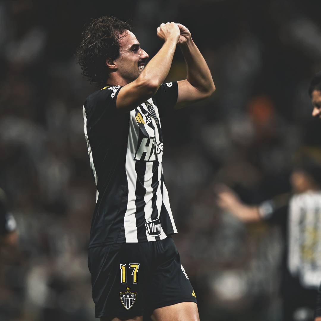 canalbicagalo's tweet photo. ⚠️ O Red Bull Bragantino deve formalizar nos próximos dias uma proposta para contratar o meia Igor Gomes, de 27 anos. O jogador perdeu espaço no elenco comandado por Eduardo Domínguez e tem contrato com o Atlético apenas até dezembro de 2026.

Nos bastidores, o Galo já comunicou ao atleta que ele não faz parte do planejamento de longo prazo do clube. Sem avanço nas conversas por renovação, a diretoria alvinegra considera uma negociação nesta janela para evitar perdê-lo sem custos ao fim do vínculo.

Contratado em 2023 após deixar o São Paulo, Igor Gomes soma mais de 170 partidas pelo Atlético, com 11 gols e 11 assistências.

🗞️ Via: Rádio Itatiaia
📸 Pedro Souza/Atlético-MG
