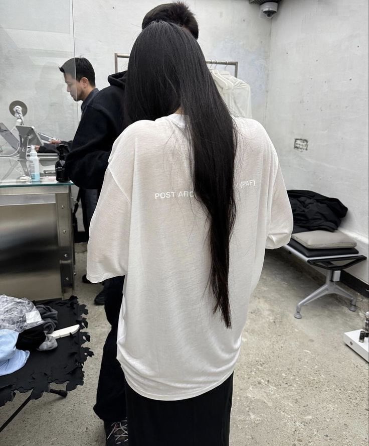 remember_u7's tweet photo. 아니면 이렇게 흑발로 밀고나가는 것도
<아름답다고 생각함>🤍 https://t.co/KyNpQI4aD0