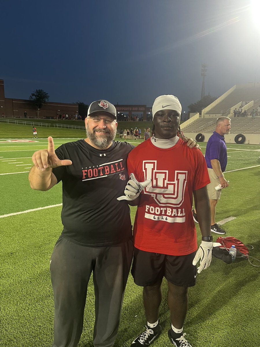 Q7Moneyy's tweet photo. I appreciate @coachcordova for inviting me to the 409 camp to get some work with @CoachDaleen . Had a good time and love the energy @TRILLDB @RivalsHS @dctf @PrepRedzoneTX @Matt_Stepp817 @TXTopTalent @LamarFootball https://t.co/OEBwPIfY5N
