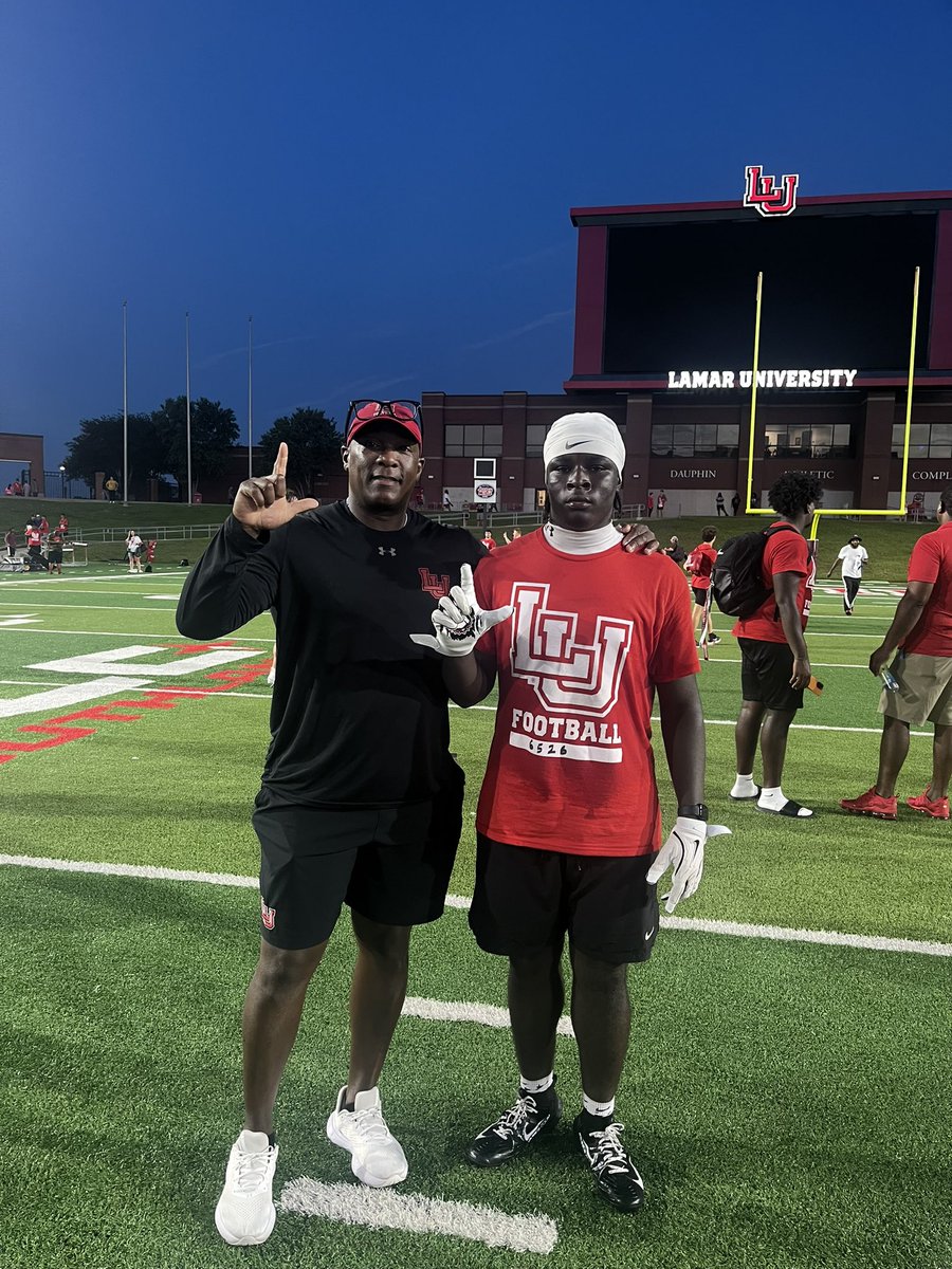 Q7Moneyy's tweet photo. I appreciate @coachcordova for inviting me to the 409 camp to get some work with @CoachDaleen . Had a good time and love the energy @TRILLDB @RivalsHS @dctf @PrepRedzoneTX @Matt_Stepp817 @TXTopTalent @LamarFootball https://t.co/OEBwPIfY5N