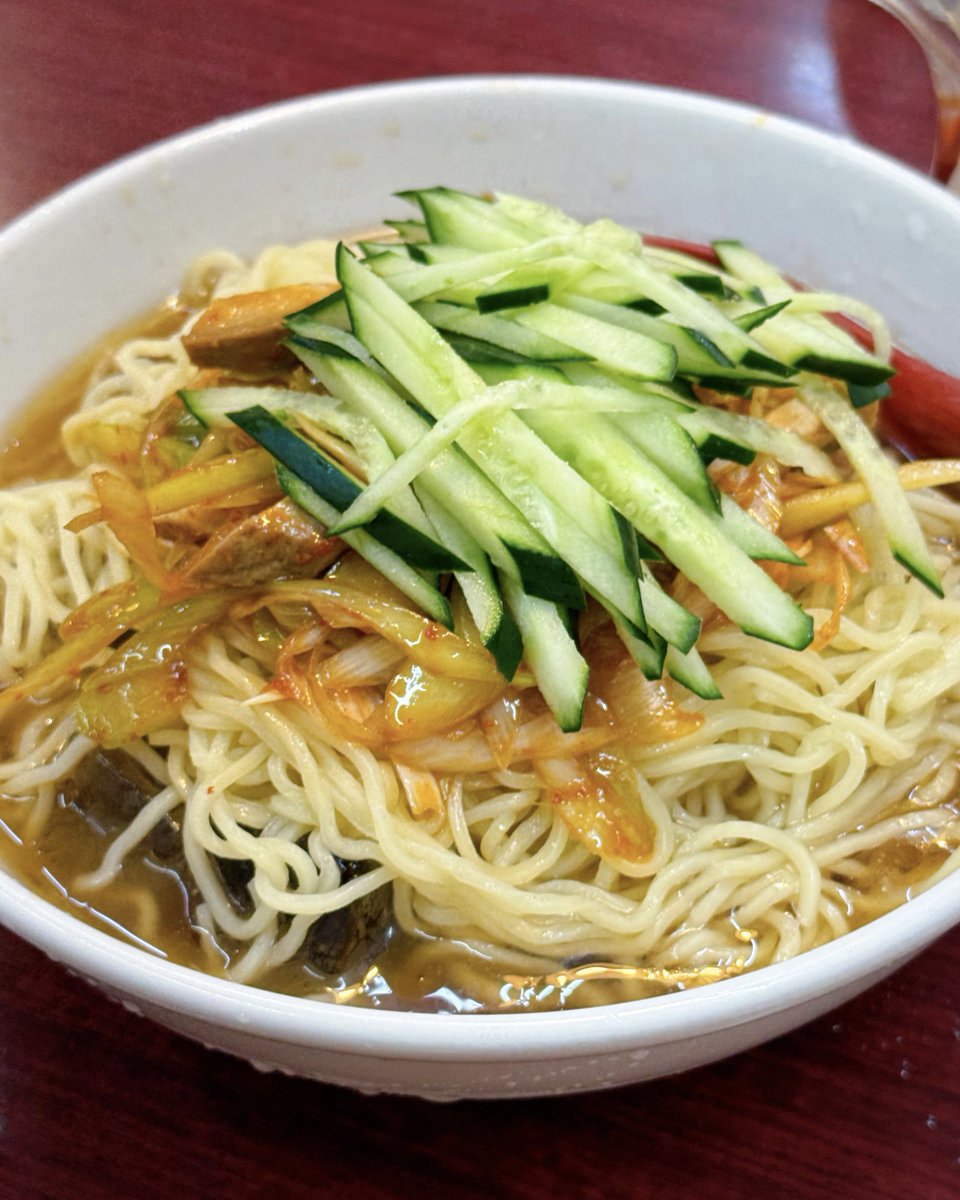fallindebu's tweet photo. ハマフェス後は、横浜中華街にある大好きなローカル上海料理店、「馬さんの店 龍仙 本店」へ。
お粥が人気のお店ではあるんだけど、個人的には「シウマイ」のレベルが高いと思ってて、むっちり弾力のある手作りの皮で餅米を包んだ「五目餅米焼売 1個220円」がマスト！
もちろん「カレー焼餃子」もね！ https://t.co/1WbIANeroG