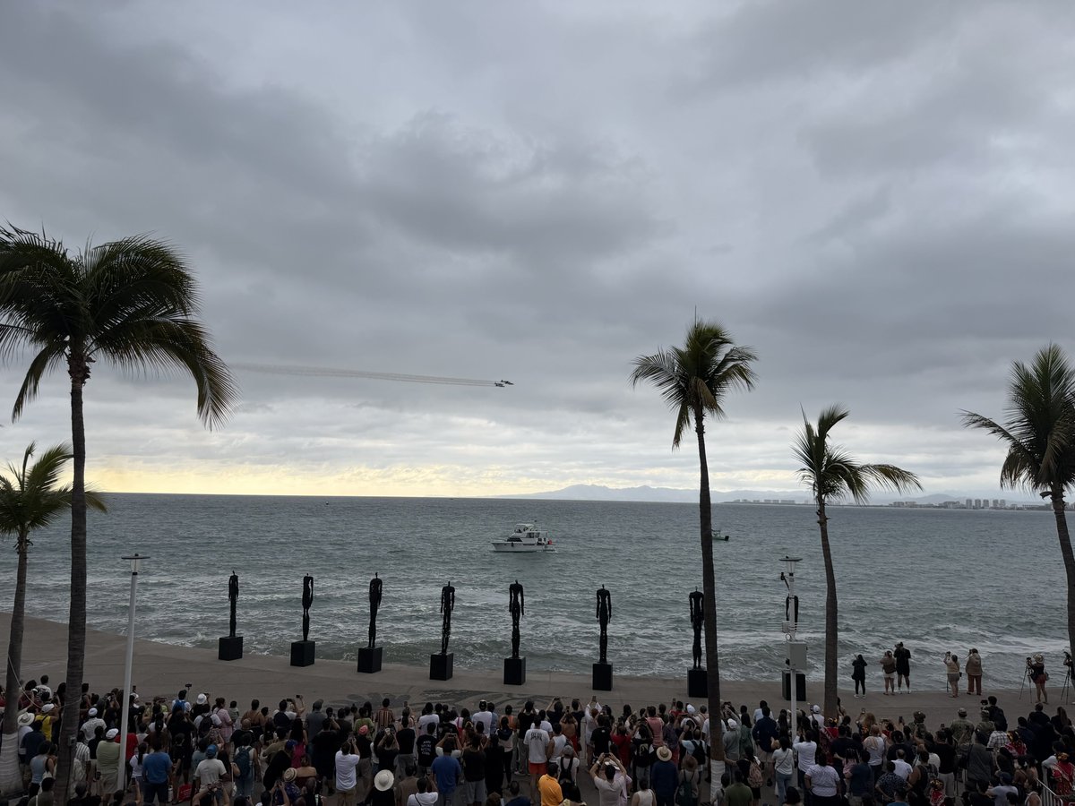 ComandanteFAM's tweet photo. En el Marco de la conmemoración del 108 Aniversario de la Fundación del municipio de Puerto Vallarta, Jalisco, seis aeronaves T-6C+ Texan II de la #FuerzaAéreaMx surcaron el cielo costero ejecutando con precisión una tabla acrobática, pintaron el cielo con humo blanco, esta demostración de disciplina y adiestramiento fue en homenaje a la historia, cultura y calidez de las mujeres y hombres de la ciudad de Puerto Vallarta.

Con estas acciones la Fuerza Aérea Mexicana reafirma su vocación de servicio y estrechamos lazos de identidad nacional, respeto y cercanía con el pueblo de México.

#PuertoVallarta #108Aniversario