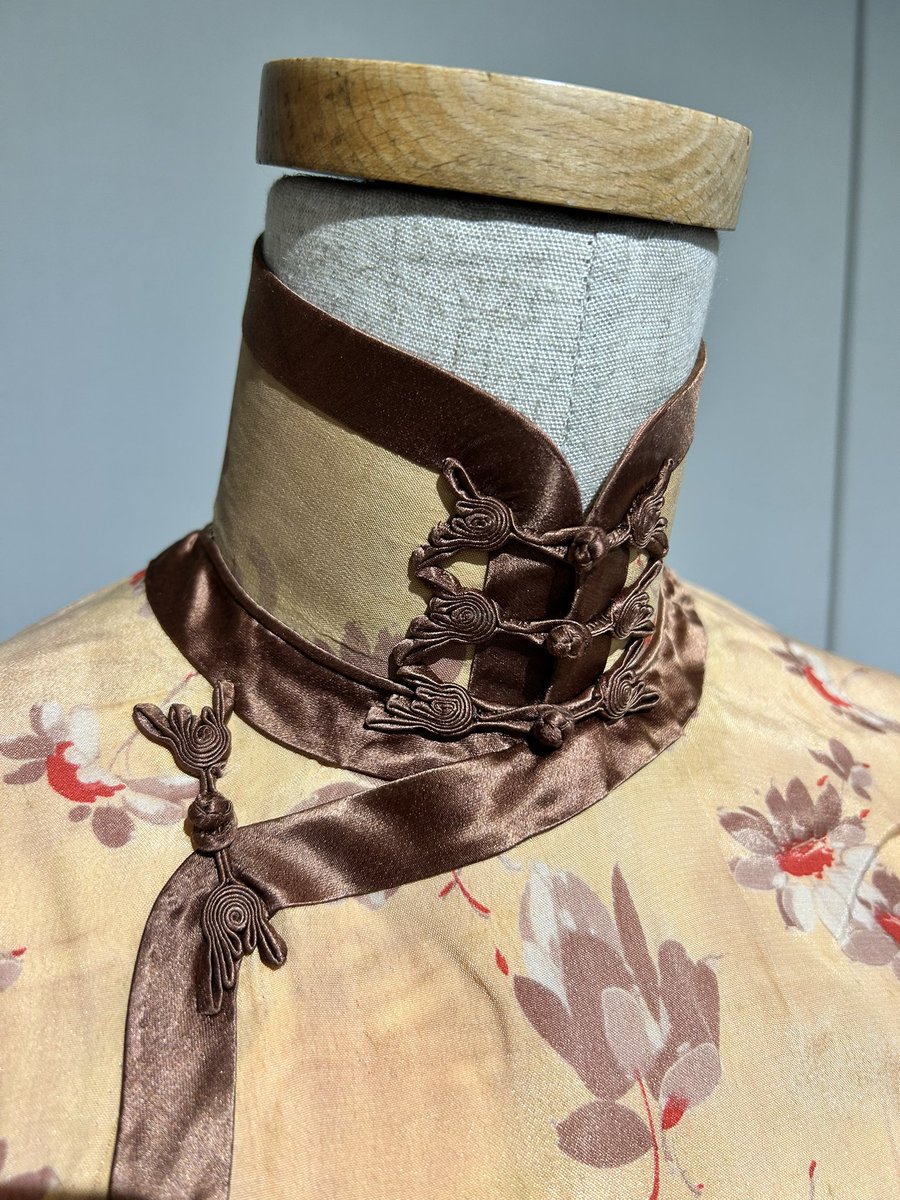 JCFC_Museum's tweet photo. 1930年代のチャイナドレスに使われた紐ボタン（盤扣）は、実は決まったデザインがあったわけではありません。✨職人たちは生地の文様やモチーフから着想を得て、一つひとつ工夫を凝らしてデザインしていました。🧵

ご来館の際は、ぜひボタンの形や意匠にもご注目ください。👀☺️ https://t.co/nZq4BWBYJp