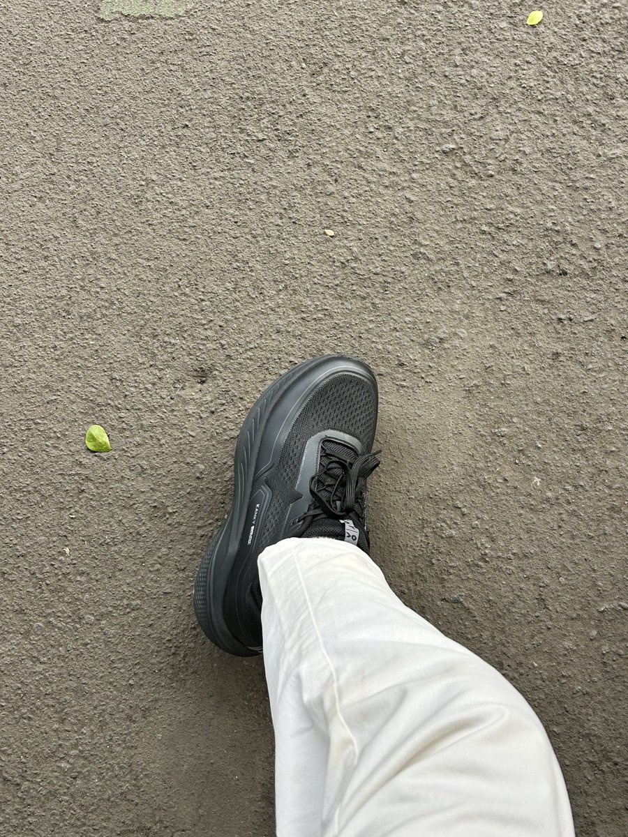 Syahfarhan10's tweet photo. Brand lokal ini juga ga kalah empuk, enak buat daily walking desainnya juga keren.👍🏻 https://t.co/UhVWTFlxKV