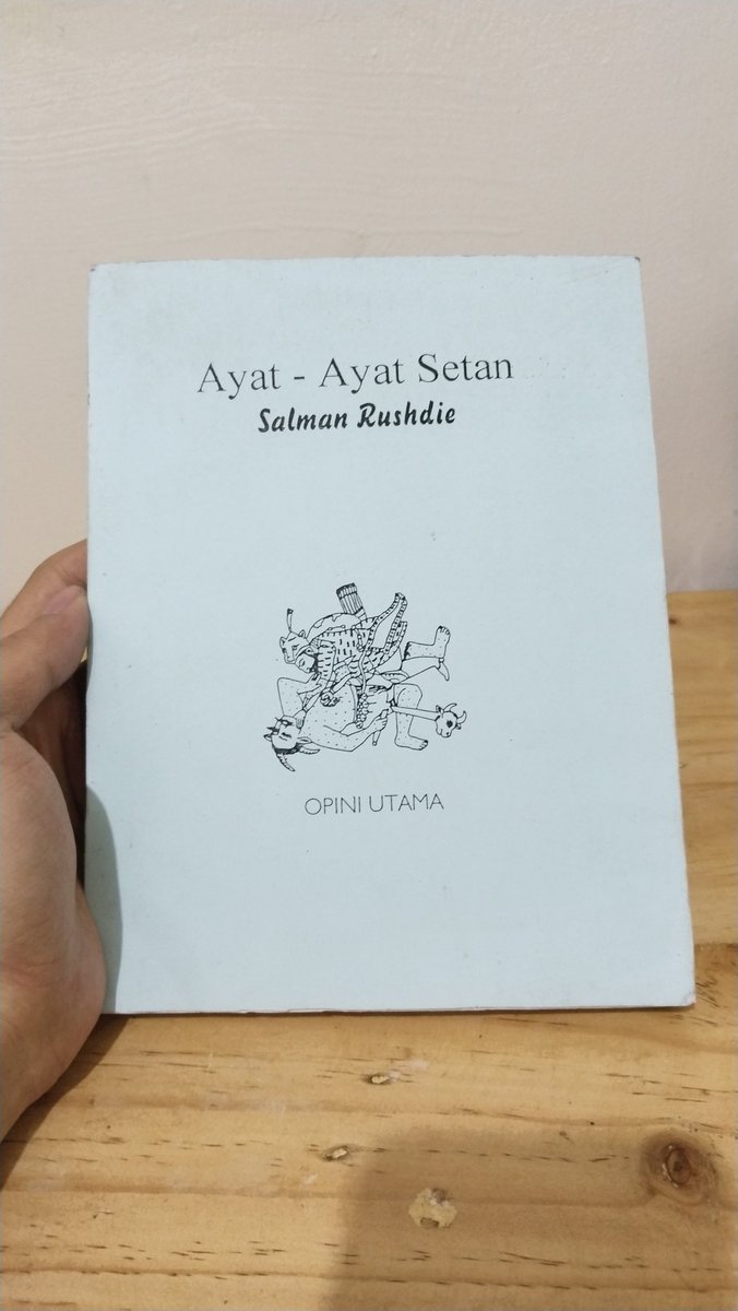 alfatj_'s tweet photo. yang saya pegang ini versi fotocopy-an bajakan. tapi apalah daya. ini salah satu karya yang kontroversial dan "berbahaya"
karya yang membuat penulis diincar untuk dibunuh. karya yang takkan terbit di negara-negara muslim๐
#maybook https://t.co/wkV0NRIQ95