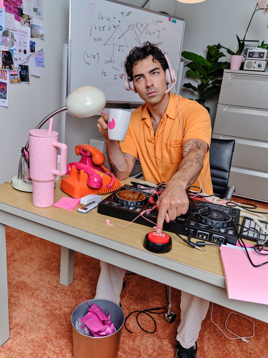 timberlarke's tweet photo. joe jonas x tinder. 
2026. https://t.co/0hsMW1SvWe