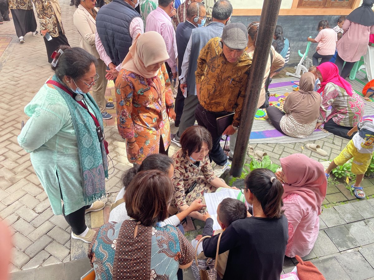 jica_direct_en's tweet photo. June 1 is #GlobalDayofParents.
From pregnancy to childhood, Japan’s Maternal and Child Health Handbook has supported families. Through JICA, it took root in Indonesia, growing with local lives and cultures. Today, it connects countries— Nepal learned its system from Indonesia. https://t.co/3jWvxz3yZw