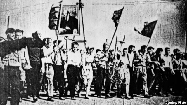 2dayinsocialism's tweet photo. On June 1st, 1962, over 5,000 people gathered in Novocherkassk in the USSR to protest worsening economic conditions. The authorities brought in tanks and troops when the crowd refused to disperse. They fired on the protestors, killing two dozen and injuring dozens more. https://t.co/mu78iu1LJy