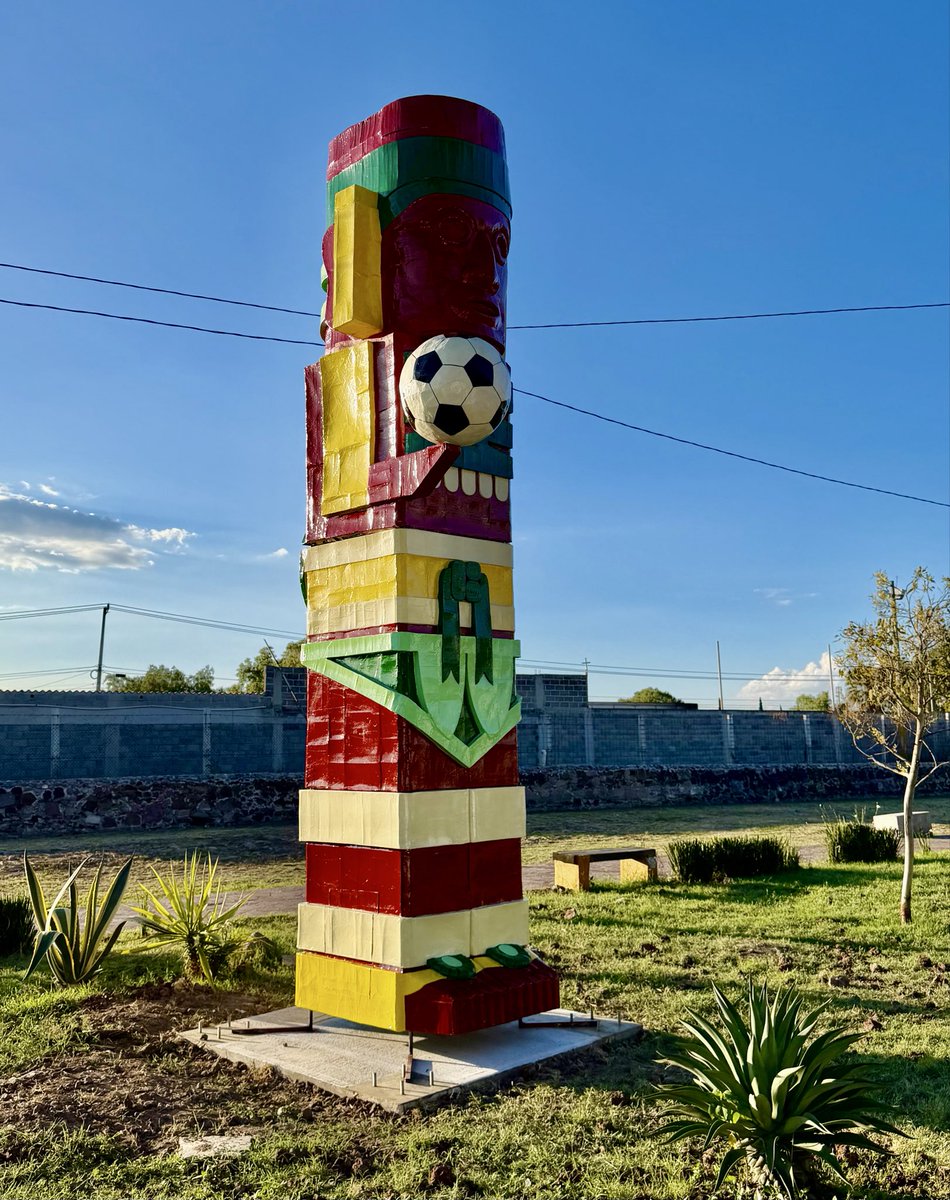 VientoInforma's tweet photo. DE ECATEPEC PAL MUNDO !!!
Monumentales esculturas de cartonería hechas por artistas son instaladas a un costado de Puente de Fierro y Albarradón en Ecatepec alusivas al Mundial de Futbol 2026 https://t.co/daZNIZIpCN