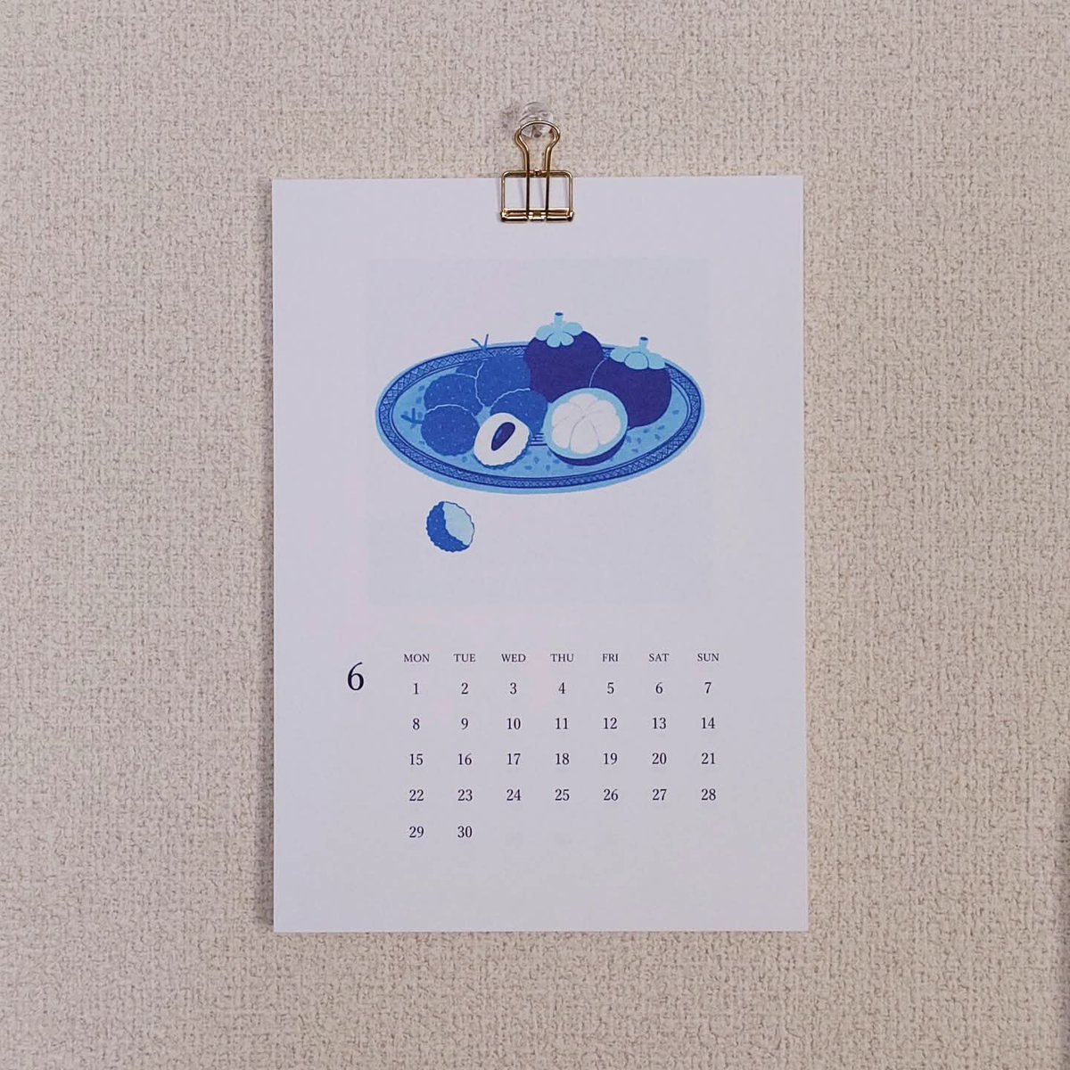 ikatomari's tweet photo. 【CALENDAR 2026】〜香港のかけらを集めて 2〜
6月の絵。
＜fresh and juicy fruits　瑞々しい果物たち＞

#サイアノタイプ #香港 #ライチ #マンゴスチン https://t.co/NzHf3xaCgh