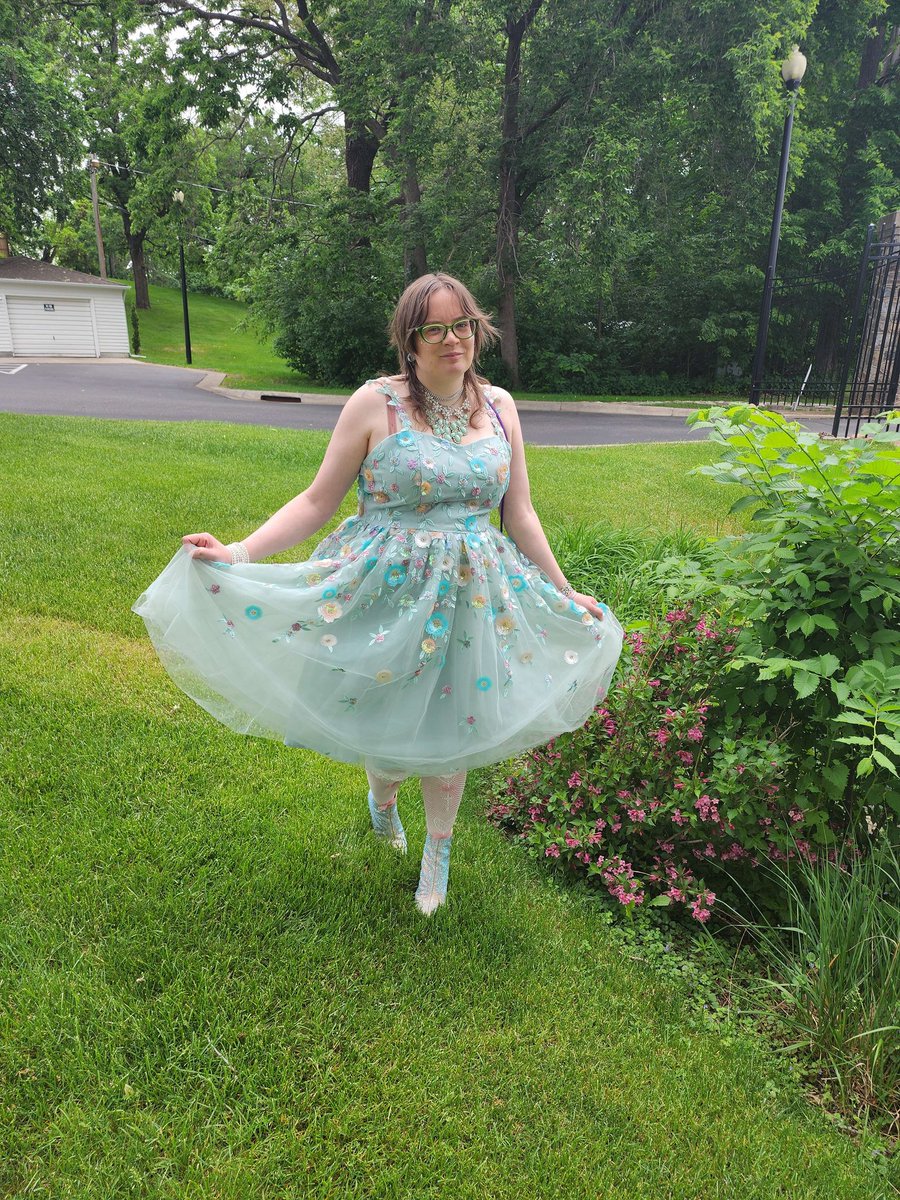emstrider's tweet photo. Sometimes I dress real pretty 💚✨ https://t.co/G8l3gA8Yq2