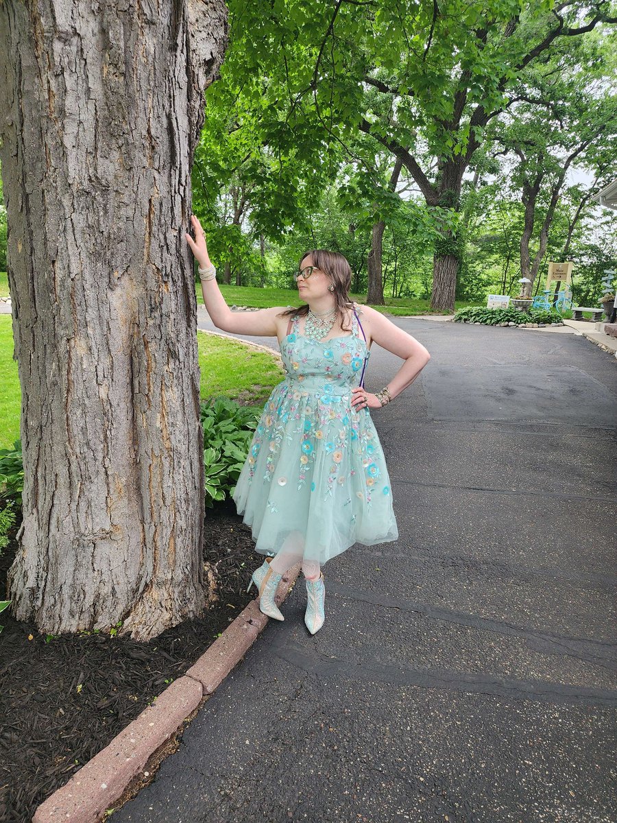 emstrider's tweet photo. Sometimes I dress real pretty 💚✨ https://t.co/G8l3gA8Yq2