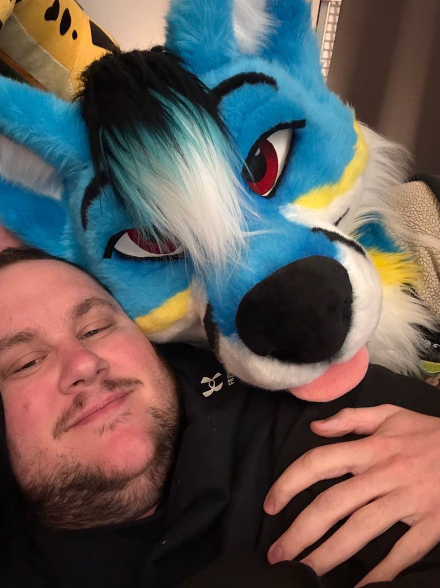 BitzelFox's tweet photo. bf is finally back from his 9 day vacation and y’all have no idea how much i missed himmmm like i’m so frickin luckyyyyyy x3333 https://t.co/NNBHRllqaQ