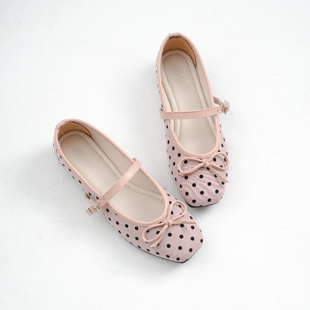 phofnic's tweet photo. FOOTWEAR I'VE BEEN LOVING LATELY

super comfy, easy to match, and sooo cute 🎀 bener-bener definisi "sepatu yang bikin orang nanya beli di mana" 😭 https://t.co/CbJ7ZejqRV