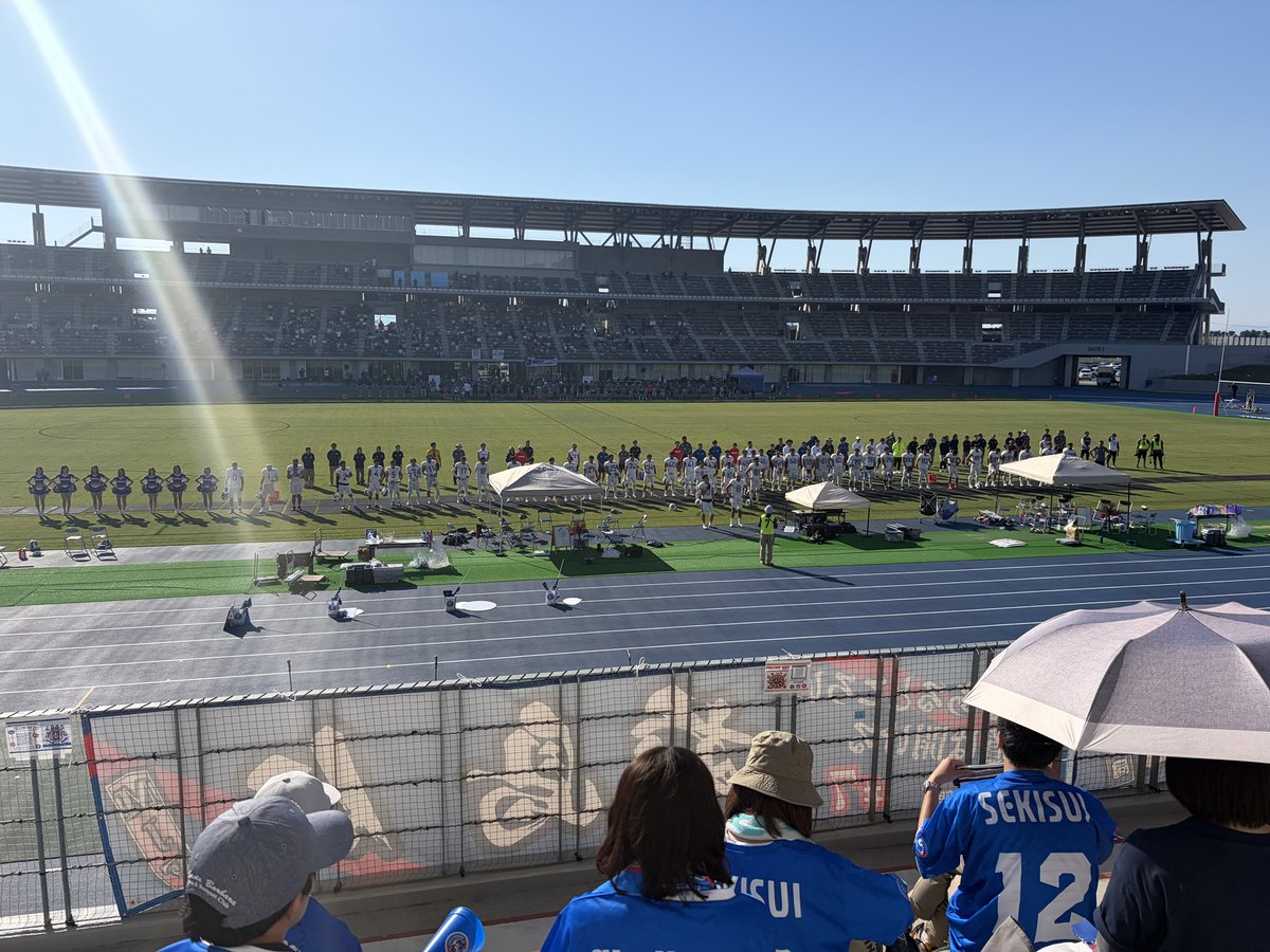 SEKISUI_jp's tweet photo. ／
#SEKISUIチャレンジャーズ 🏈
本格的なシーズンイン🔥
＼
5/31（日）、平和堂HATOスタジアム（滋賀県彦根市）で行われたSEKISUIチャレンジャーズ とエレコム神戸ファイニーズとの一戦🏈

試合前には、応援に駆けつけた従業員やご家族・ご友人との交流も！
ハイタッチでたくさんのパワーをもらった選手たちは、彦根城を望むスタジアムで熱戦を繰り広げました🔥

結果は惜しくも12-14。
悔しい敗戦となりましたが、最後まで声援を力に変えて戦い抜きました。

次戦は6/13（土）、パナソニックスタジアム吹田（大阪府吹田市）でのパナソニック インパルス戦です！

引き続き、応援よろしくお願いいたします📣

#SEKISUIスポーツ
#SEKISUIチャレンジャーズ