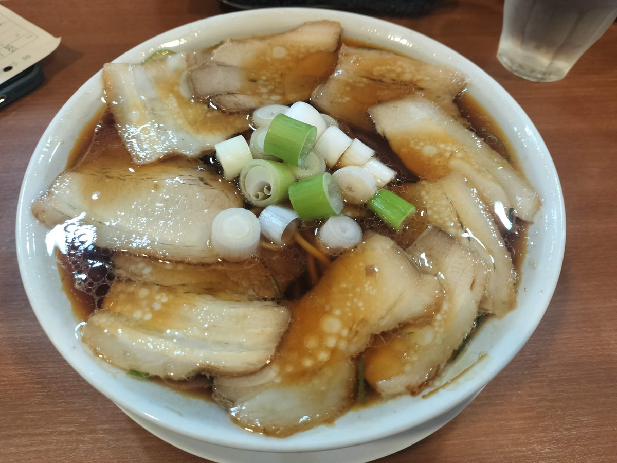 dome_fp's tweet photo. ずっと食べてみたかった丸の内の「濃厚中華そば 佐とう」にようやく行けた。見た目ほど塩辛くなくて甘みもあって美味い。

13時過ぎてランチタイム外しても行列はするんですけどね～ https://t.co/PmnNd4ktCP