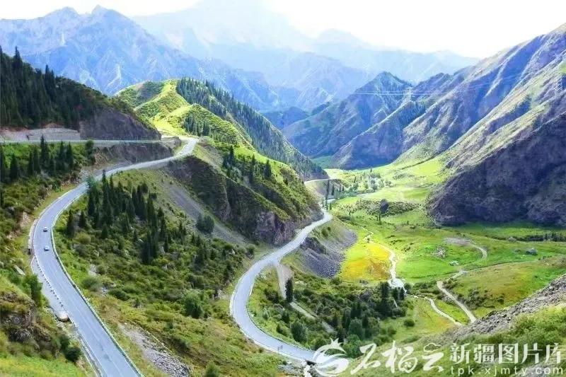 ExploreXJ's tweet photo. The seasonal G217 Dushanzi-Kuqa Highway in #Xinjiang — one of China's most popular self-driving routes — is set to open on Monday, the region's department of transport announced.  

Running north-south across the Tianshan Mountains, it turns what once required a detour into a scenic drive. In a single day, travelers can see snowcapped peaks, glaciers, alpine meadows, forests, river valleys, Danxia landforms, and deserts.🚗 #DynamicXinjiang