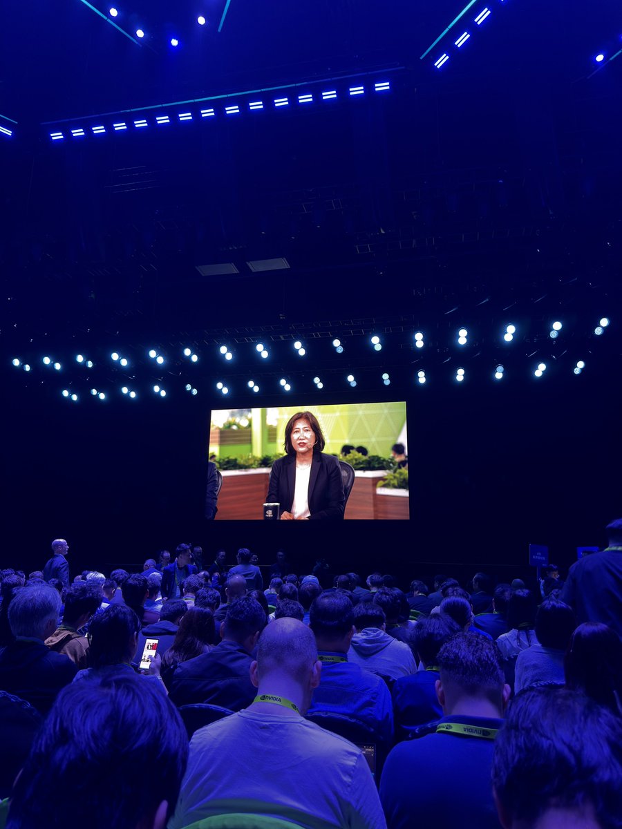 NANA_CoRRiENTE's tweet photo. NVIDIAの基調講演に来たよ〜。
噂のアレは発表されるのか、
されないのか、とても楽しみです！

スタートはこのあと12時 (現地11時) から！
#Computex #ComputexTaipei #Computex2026 https://t.co/g6GEbR3V2q
