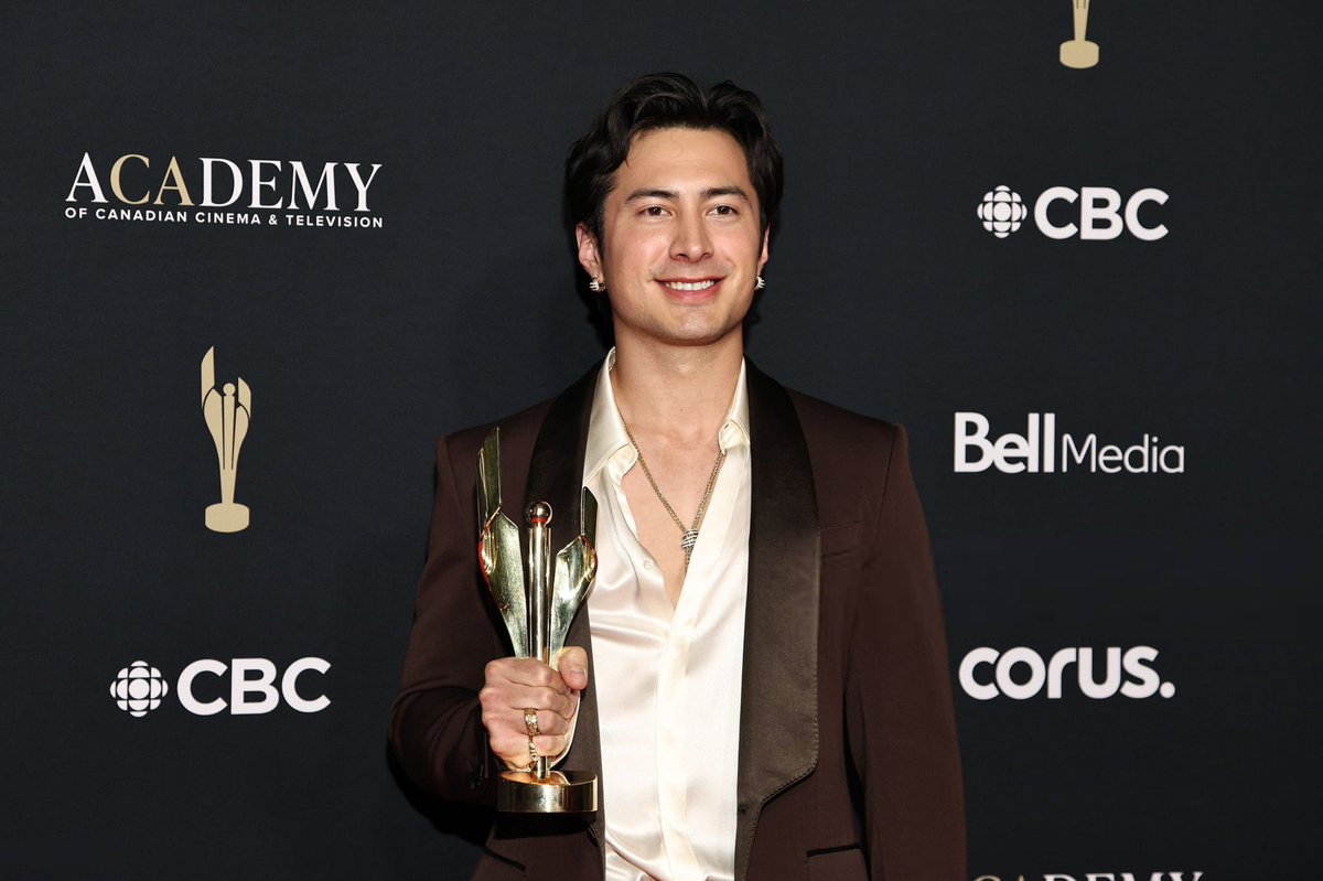 hudsonwonline's tweet photo. More of Hudson Williams posing with his award for ‘Best Lead Performer (Drama Series),’ at the 2026 Canadian Screen Awards! https://t.co/JIFScG3Cpb