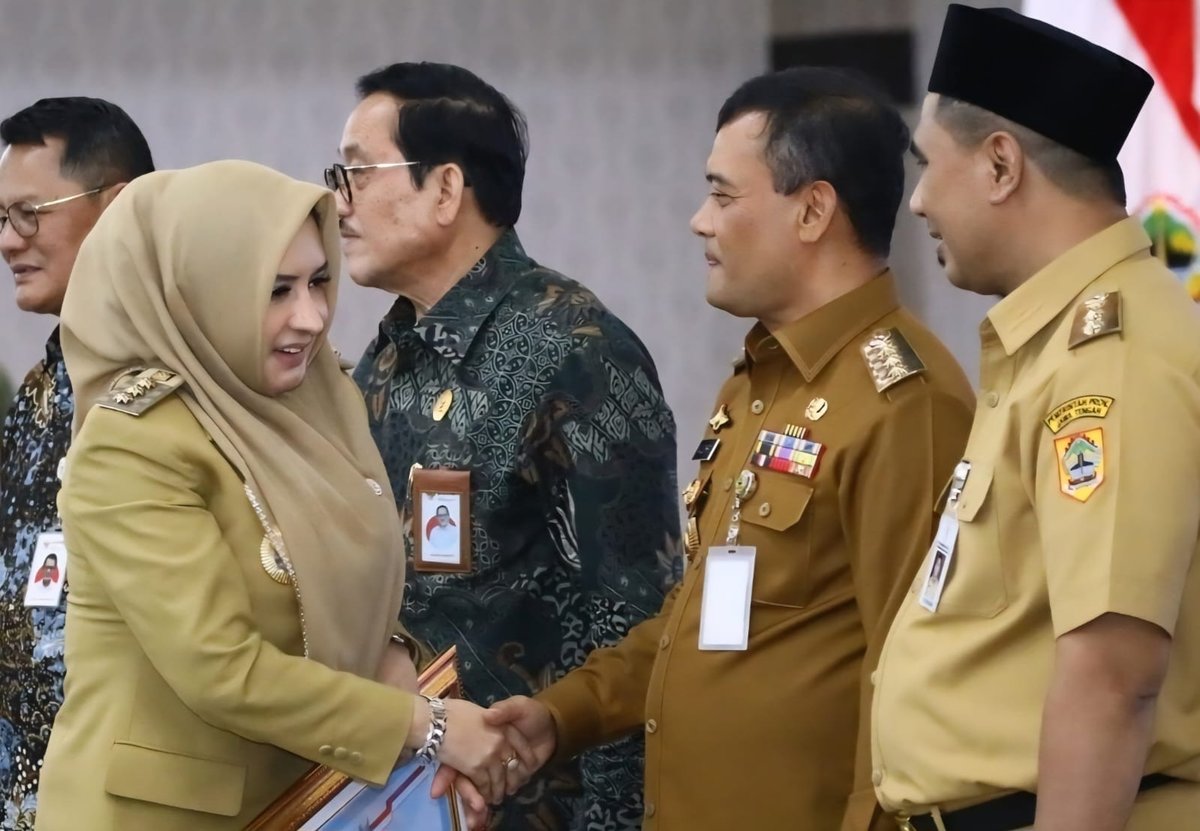 PecintaSejarah2's tweet photo. Fadia Rafiq, Bupati Pekalongan yang ditangkap KPK mengaku bahwa dirinya ditangkap saat bersama Ahmad Luthfi di rumah pribadi Gubernur Jateng tersebut.

Ahmad Luthfi statusnya tidak memiliki istri.

Fadia Rafiq adalah wanita yang berparas cantik.

KPK menepis statement Fadia dengan mengatakan bahwa Bupati Pekalongan tersebut ditangkap di SPKLU saat mengecas mobil listriknya.

Berbeda lagi keterangan dari Ahmad Luthfi, bekas anggota Polri ini membenarkan keterangan Fadia, namun bedanya Gubernur Jateng itu mengatakan bahwa saat peristiwa itu terjadi ada 2 kepala daerah lainnya yang juga hadir di TKP.

Ahmad Luthfi mengatakan bahwa Fadia datang menemuinya dalam rangka izin absen dalam rapat soal MBG, alasan yang lagi-lagi melecehkan nalar publik. Dimana urusan absen rapat seperti itu tidak harus disampaikan secara langsung dengan cara tatap muka berdua di kediaman pribadi, karena di era modern ini ada alat yang namanya ponsel dan sudah support untuk video call.

Mau bahas lebih mendalam, tapi kayaknya netizen gak begitu tertarik dengan kisah icik-icik boom-boom model beginian.