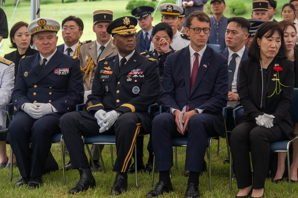 FranceenCoree's tweet photo. Le contre-amiral Guillaume Pinget, commandant du théâtre Pacifique, était en visite officielle en 🇰🇷. A cette occasion, il a participé à la cérémonie d’inhumation de deux vétérans français de la guerre de Corée au Cimetière des Nations unies de Busan. https://t.co/ydOGd6KqIR