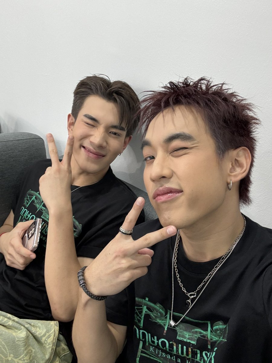zentury_zen's tweet photo. เซลฟี่กับพี่ ๆ ดาราหน่อย😚 🤳
#กฤษดาพาราไดซ์ #KijsadaParadise
#Fourthnattawat #โฟร์ทณัฐวรรธน์
#เซนจตุรวิชญ์ #ไจ๋สรธร #เตยวรพัช
#กาโตว์ปัณณวิชญ์ 
#13Studio #ThirteenStudio https://t.co/aNAuoaMuF1