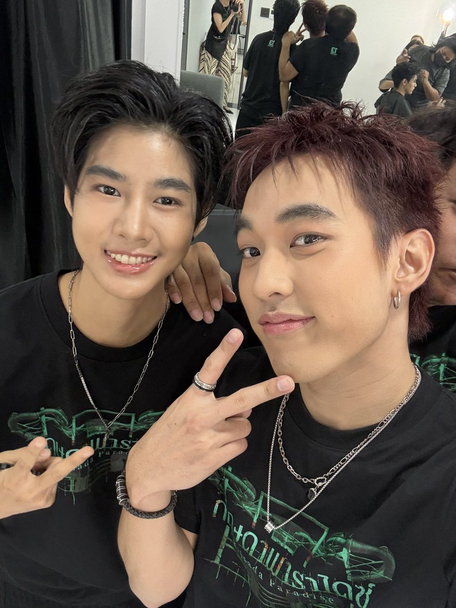 zentury_zen's tweet photo. เซลฟี่กับพี่ ๆ ดาราหน่อย😚 🤳
#กฤษดาพาราไดซ์ #KijsadaParadise
#Fourthnattawat #โฟร์ทณัฐวรรธน์
#เซนจตุรวิชญ์ #ไจ๋สรธร #เตยวรพัช
#กาโตว์ปัณณวิชญ์ 
#13Studio #ThirteenStudio https://t.co/aNAuoaMuF1