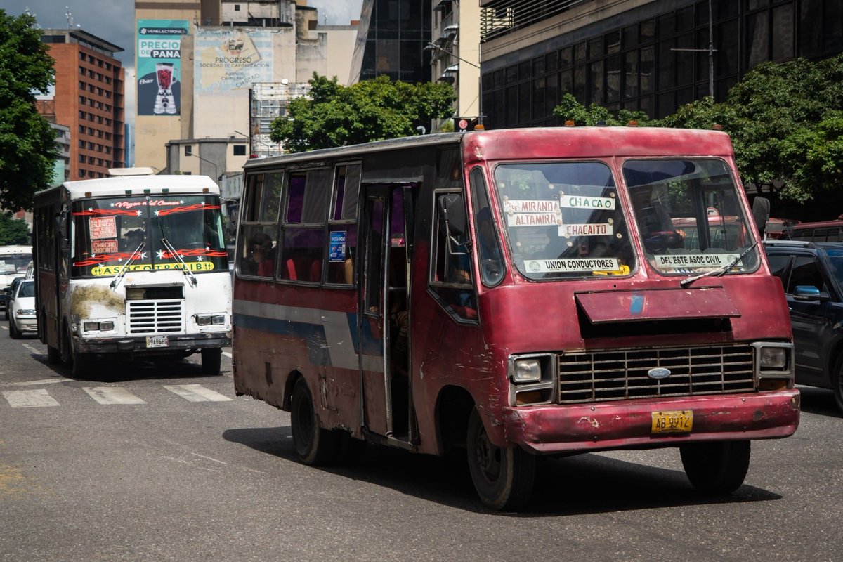 infopublicave's tweet photo. 📢A partir de este 1 de junio de 2026, el pasaje mínimo del transporte público urbano en Venezuela será de 140 bolívares, de acuerdo con el nuevo esquema tarifario aprobado por el Ejecutivo nacional junto con representantes del sector transporte. https://t.co/xLEf3InITY