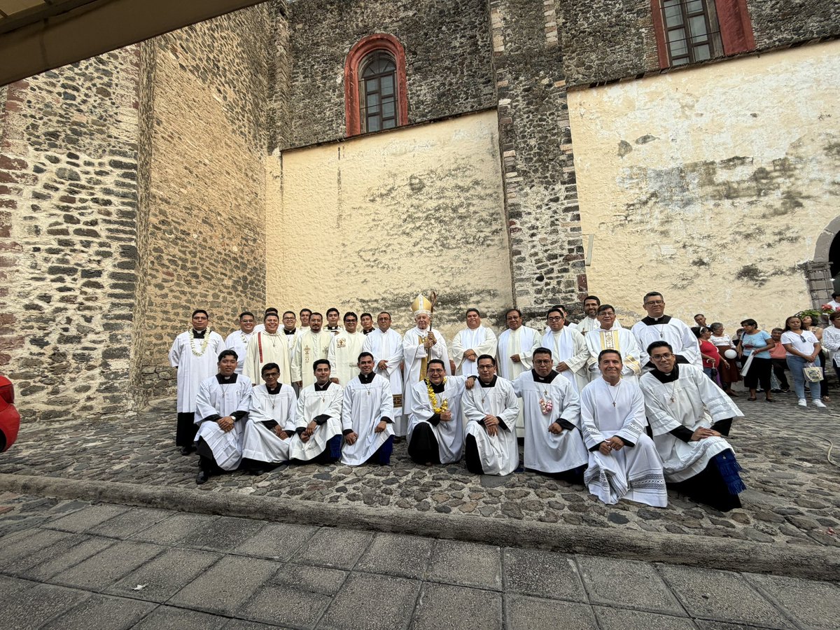 MonsRamonCastro's tweet photo. En la parroquia de Santo Domingo de OAXTEPEC hemos celebrado la Misa de envío del segundo contingente de seminaristas para la misión de verano.
He hecho hincapié en la necesidad de transparentar la comunión trinitaria en su misión, dejando ver sobre todo el amor de Dios.
Ánimo! https://t.co/Qy1OT1WdMY
