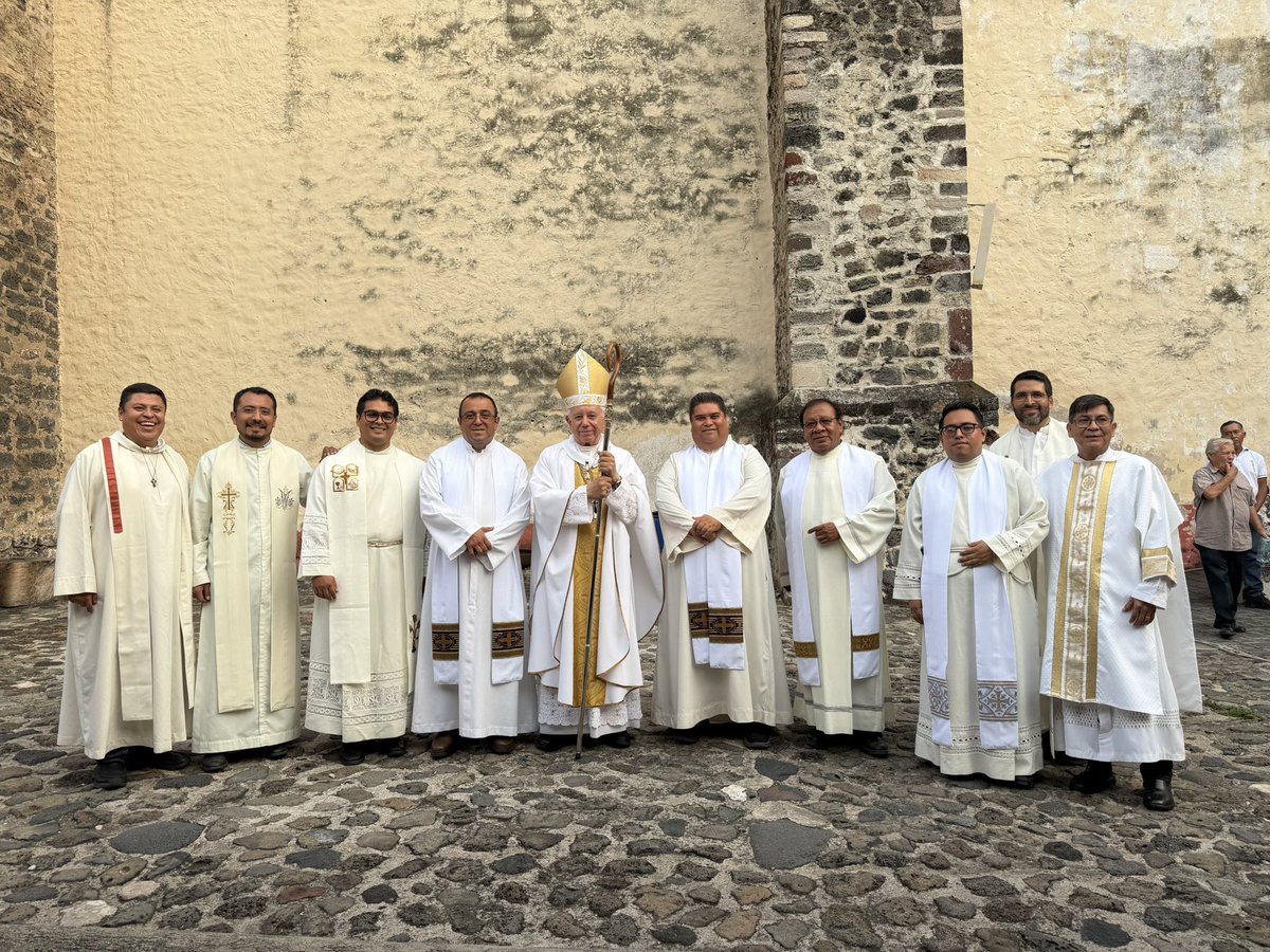 MonsRamonCastro's tweet photo. En la parroquia de Santo Domingo de OAXTEPEC hemos celebrado la Misa de envío del segundo contingente de seminaristas para la misión de verano.
He hecho hincapié en la necesidad de transparentar la comunión trinitaria en su misión, dejando ver sobre todo el amor de Dios.
Ánimo! https://t.co/Qy1OT1WdMY