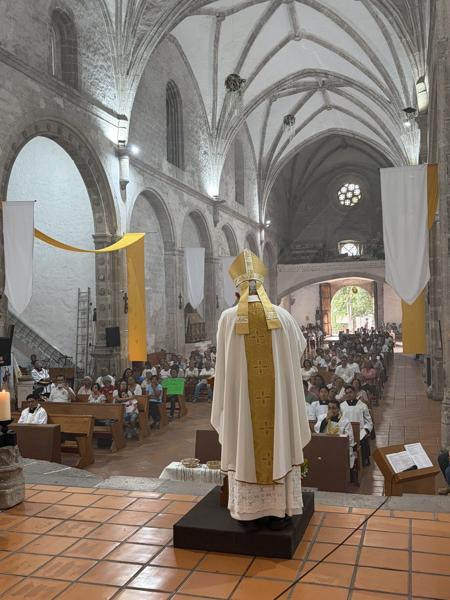 MonsRamonCastro's tweet photo. En la parroquia de Santo Domingo de OAXTEPEC hemos celebrado la Misa de envío del segundo contingente de seminaristas para la misión de verano.
He hecho hincapié en la necesidad de transparentar la comunión trinitaria en su misión, dejando ver sobre todo el amor de Dios.
Ánimo! https://t.co/Qy1OT1WdMY