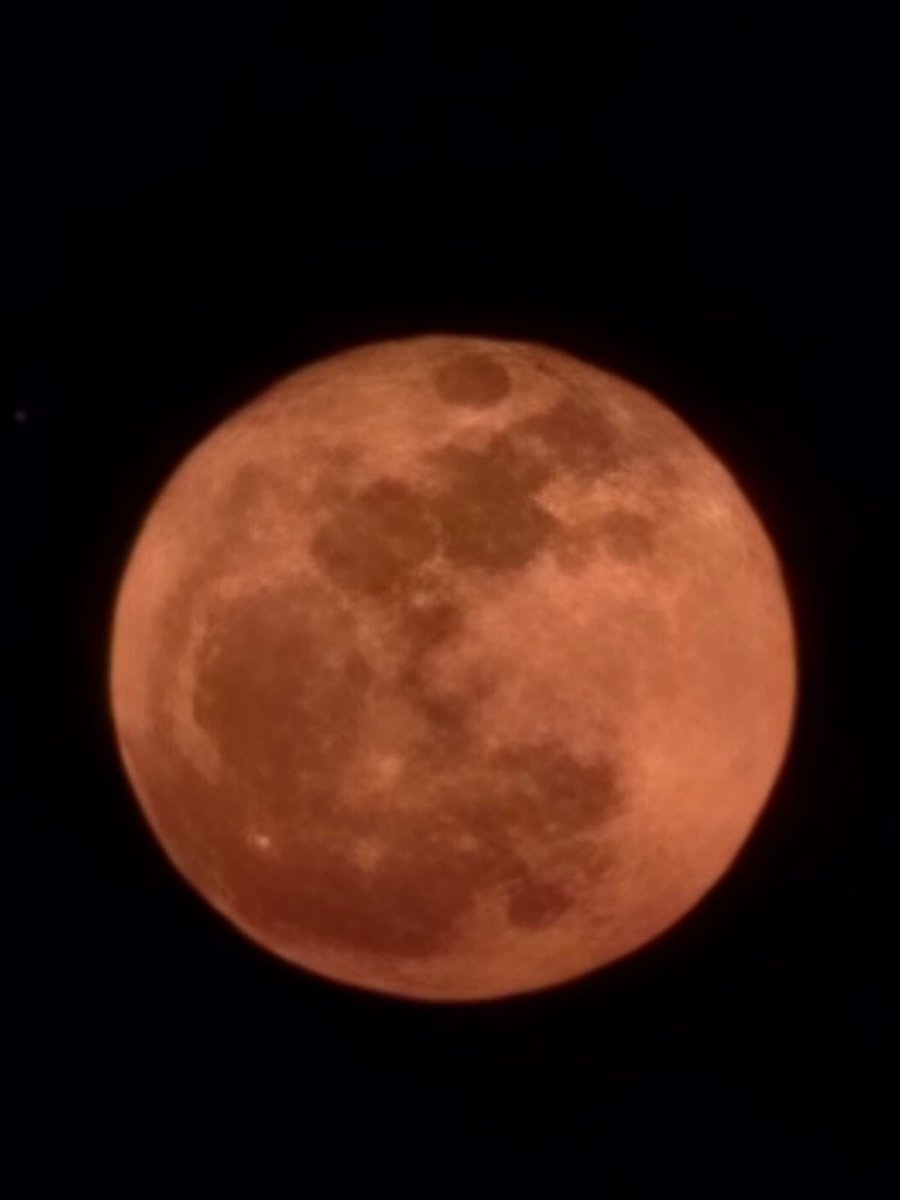cblanc91's tweet photo. Así se dejó avistar la luna al el día de hoy 31 de mayo a las 8:10 PM aproximadamente. Dejándose ver de color rojizo, un fenómeno extraordinario para quienes pudieron disfrutarlo.  @reporte_ac https://t.co/QWr3soIs7z