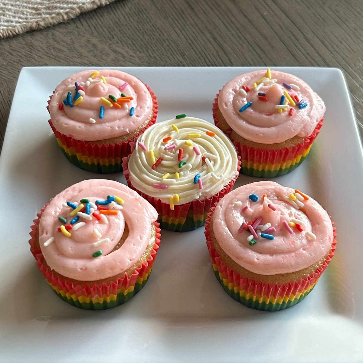 dr6cul's tweet photo. is u lgbt? cause yo cupcake pink…#Pride https://t.co/8rDQFY0VO2