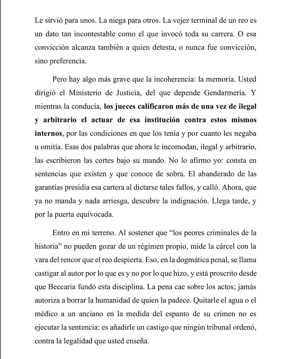 PuntaPeucoHoy's tweet photo. PPHOY INFORMA 📌

CARLA FERNÁNDEZ RESPONDE A JAIME GAJARDO: "USTED ESTUVO A CARGO, Y LO SABE"

Durante los últimos días, el exministro de Justicia Jaime Gajardo ha sostenido públicamente que cualquier medida relacionada con los internos condenados por causas de derechos humanos constituye un privilegio. 
Ha hablado de "grupos privilegiados", de "criminales de la dictadura" y de la necesidad de impedir cualquier trato diferenciado respecto de quienes cumplen condena en Punta Peuco.

Frente a esas declaraciones, la abogada Carla Fernández Montero ha decidido responder mediante una carta pública que interpela directamente a quien ejerció la conducción política del sistema penitenciario chileno y de Gendarmería.

La carta no discute el pasado ni pretende reescribir la historia.

Plantea una pregunta mucho más actual: si la edad, la enfermedad, la dependencia y la dignidad humana pueden transformarse en privilegios cuando se trata de determinadas personas privadas de libertad.

Por respeto a nuestros lectores y a la autora, compartimos íntegramente el texto para que cada uno pueda leerlo, analizarlo y sacar sus propias conclusiones.

PPH

@GobiernodeChile @MinjuDDHH @inddhh @SubseDDHH @elliberocl @elmostrador @Senado_Chile @Camara_cl @PoderJudicialcl @mindefchile @MinistroRabat