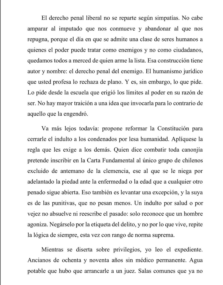 PuntaPeucoHoy's tweet photo. PPHOY INFORMA 📌

CARLA FERNÁNDEZ RESPONDE A JAIME GAJARDO: "USTED ESTUVO A CARGO, Y LO SABE"

Durante los últimos días, el exministro de Justicia Jaime Gajardo ha sostenido públicamente que cualquier medida relacionada con los internos condenados por causas de derechos humanos constituye un privilegio. 
Ha hablado de "grupos privilegiados", de "criminales de la dictadura" y de la necesidad de impedir cualquier trato diferenciado respecto de quienes cumplen condena en Punta Peuco.

Frente a esas declaraciones, la abogada Carla Fernández Montero ha decidido responder mediante una carta pública que interpela directamente a quien ejerció la conducción política del sistema penitenciario chileno y de Gendarmería.

La carta no discute el pasado ni pretende reescribir la historia.

Plantea una pregunta mucho más actual: si la edad, la enfermedad, la dependencia y la dignidad humana pueden transformarse en privilegios cuando se trata de determinadas personas privadas de libertad.

Por respeto a nuestros lectores y a la autora, compartimos íntegramente el texto para que cada uno pueda leerlo, analizarlo y sacar sus propias conclusiones.

PPH

@GobiernodeChile @MinjuDDHH @inddhh @SubseDDHH @elliberocl @elmostrador @Senado_Chile @Camara_cl @PoderJudicialcl @mindefchile @MinistroRabat