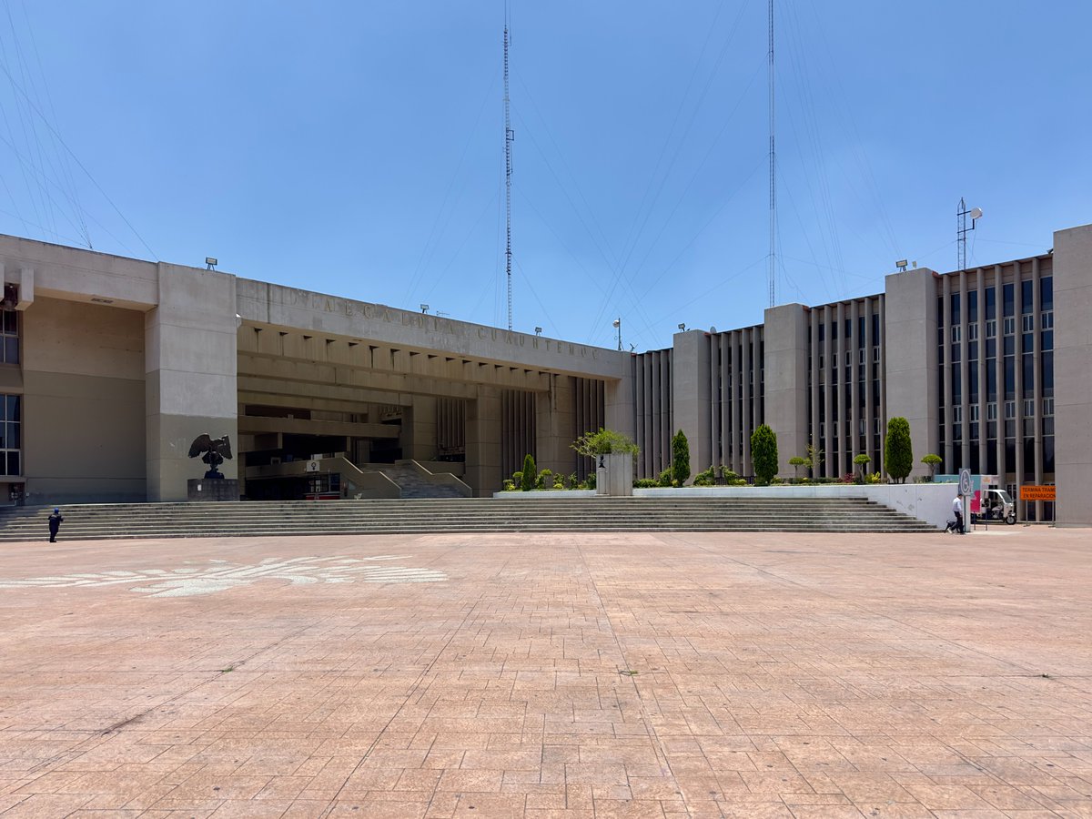 ExaArq's tweet photo. Alcaldía Cuauhtémoc
Arqs. Teodoro González de León y Abraham Zabludovsky
#CDMX (1973)

Tras la desaparición del Departamento Central en 1970, el DDF construyó nuevas sedes delegacionales. La de Cuauhtémoc fue una de ellas, es una de las primeras obras de Teodoro bajo su línea. https://t.co/viiFlgLGSZ