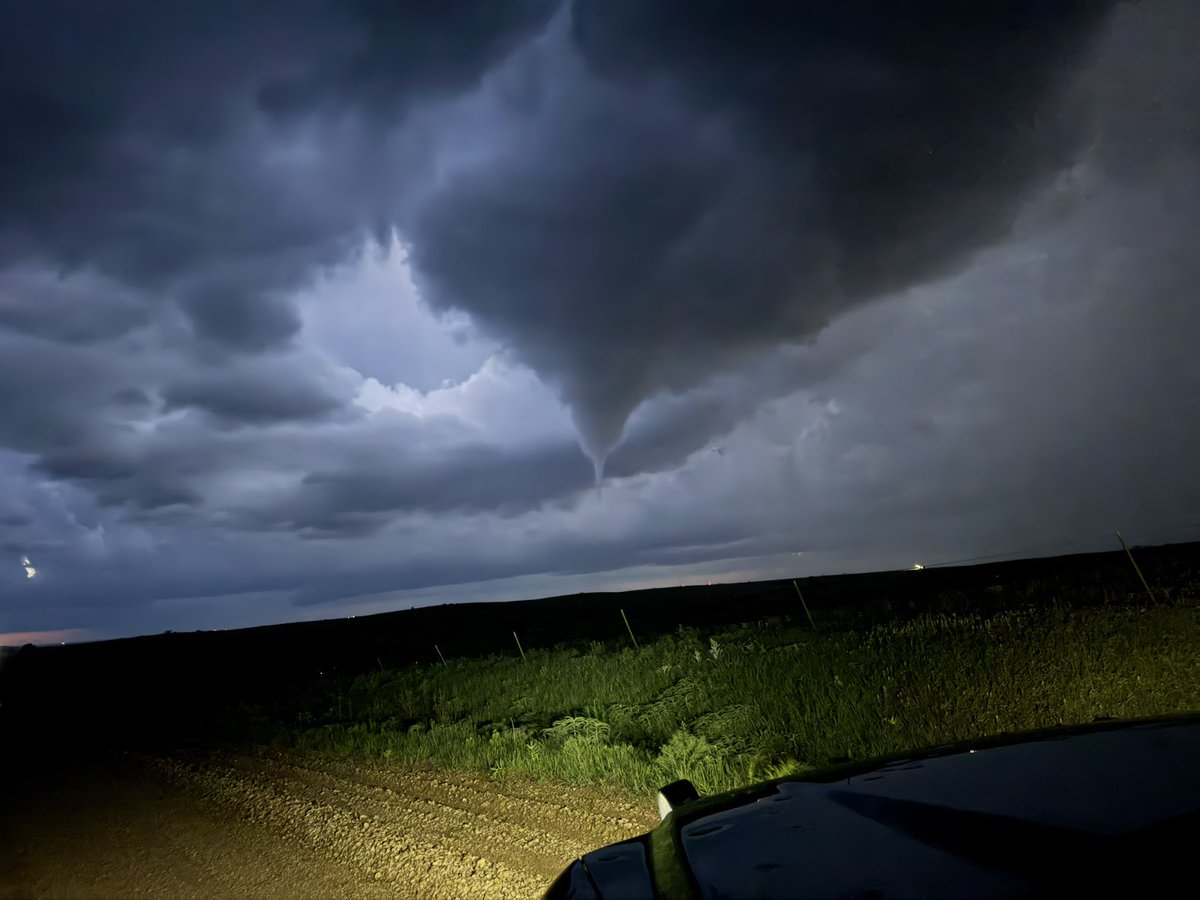 PappenheimWx's tweet photo. Likely #Tornado just now south of Emporia, Kansas @NWSTopeka https://t.co/ck2CZ5q9Fi