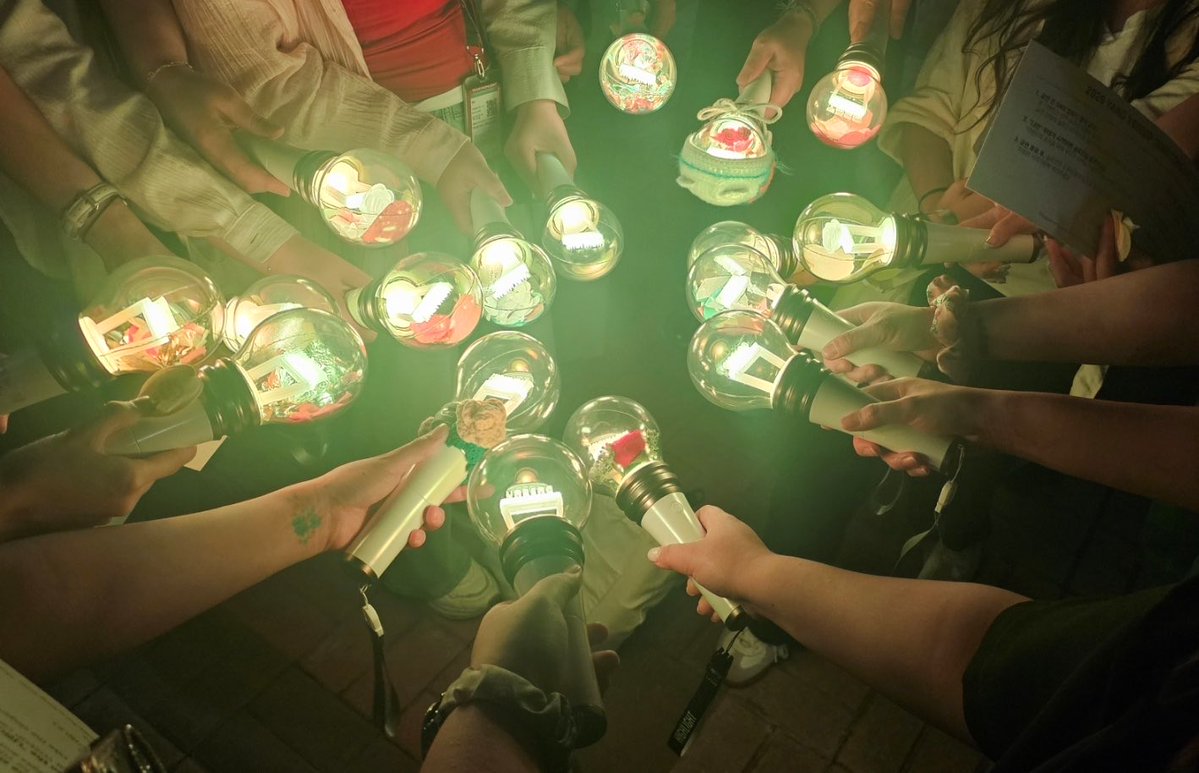 l__sb2's tweet photo. 늘 혼자 다니던 콘서트였는데 이번 양솔은 좋은 사람들과 함께할 수 있어서 더 행복했어요💛
처음 해본 나눔이라 미흡하다고 생각했는데 받으러 와주셔서 정말 감사했어요ㅠㅠ
오히려 제가 더 많이 챙김받고 간 기분🥹
덕분에 따뜻하고 행복한 추억으로 남을 것 같아요. 다들 감사하고 사랑합니당🩶 https://t.co/JOIZ6YdLMa