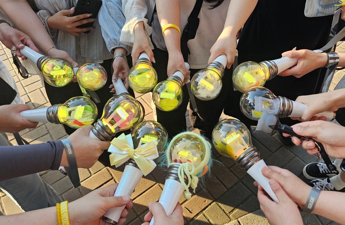 l__sb2's tweet photo. 늘 혼자 다니던 콘서트였는데 이번 양솔은 좋은 사람들과 함께할 수 있어서 더 행복했어요💛
처음 해본 나눔이라 미흡하다고 생각했는데 받으러 와주셔서 정말 감사했어요ㅠㅠ
오히려 제가 더 많이 챙김받고 간 기분🥹
덕분에 따뜻하고 행복한 추억으로 남을 것 같아요. 다들 감사하고 사랑합니당🩶 https://t.co/JOIZ6YdLMa